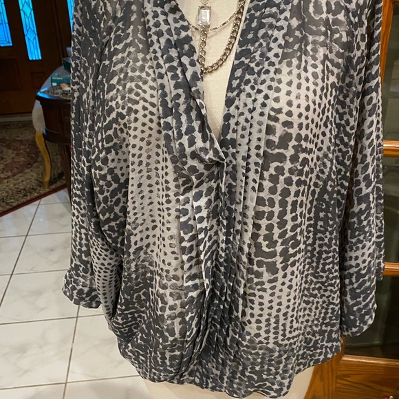 Blouse by A.n.a a new approach size XL grey /white He needed in front semisheer - Picture 13 of 13